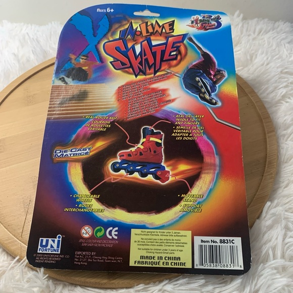 Vintage 2000 Finger Roller Skates Inline Rollerblades w/ Stunt Cones Toy - Picture 3 of 4